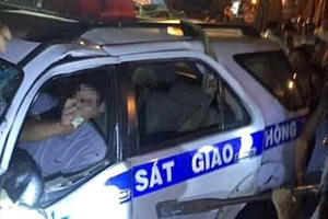 Xe CSGT tông vào sạp bán trái cây, một người tử vong