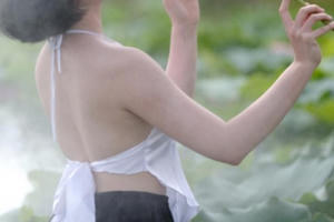 Vẻ đẹp thiếu nữ Hà Thành khoe sắc cùng hoa sen