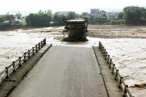 Nhân chứng vụ sập cầu Thia kể thời khắc bất lực nhìn người trôi trong lũ