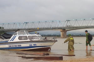 Quảng Nam: Bị truy đuổi, lâm tặc ném hàng chục m3 gỗ xuống sông Thu Bồn