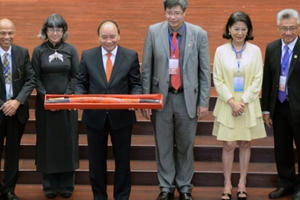 Thủ tướng dẫn ca dao, ý nhạc nói chuyện với kiều bào