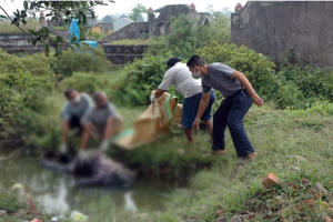 Hưng Yên: Bàng hoàng phát hiện thi thể nam thanh niên nổi trên ao