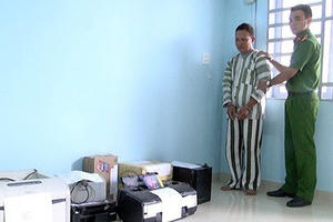 Phóng hỏa đài phát thanh để phi tang tài liệu