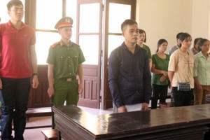 Đạp CSGT vì bị truy đuổi, lĩnh luôn 6 tháng tù giam