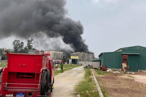 Kho chứa hàng bùng cháy dữ dội tạo nên một cột khói khổng lồ ở TP Vinh