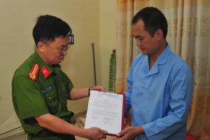 Bộ Công an thăm hỏi Phó trưởng Công an phường bị bắn trúng đùi khi làm nhiệm vụ