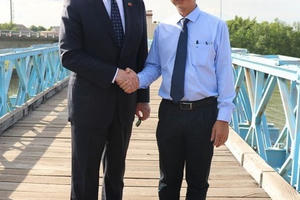 Cái bắt tay lịch sử giữa cầu Hiền Lương - Bến Hải