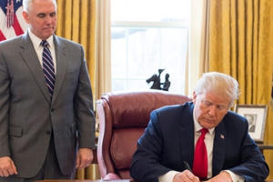 Đồng minh của ông Trump hối hả xin ân xá