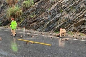 CSGT đội mưa dọn đá sạt lở quốc lộ CSGT đội mưa dọn đá sạt lở quốc lộ