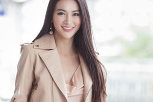 Phương Khánh "hút hồn" người hâm mộ với nhan sắc nổi bật tại sân bay