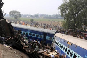 Hiện trường vụ tàu cao tốc trật bánh ở Ấn Độ, hơn 100 người thiệt mạng