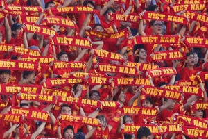CĐV kêu gọi tiếp lửa cho tuyển Việt Nam trên sân vận động QK7
