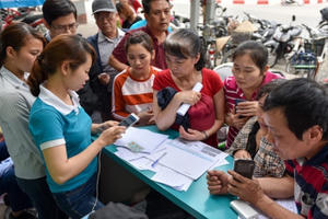 Hà Nội: Người dân xếp hàng đợi chụp ảnh "chính chủ" thuê bao di động Hà Nội: Người dân xếp hàng đợi chụp ảnh "chính chủ" thuê bao di động