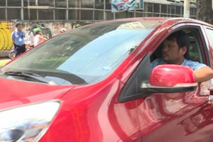 TP HCM: Tài xế "cố thủ" trong xe khi bị xử lý vi phạm