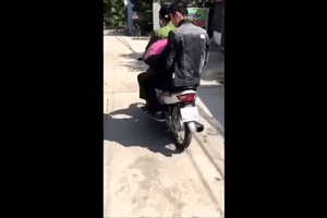 Số đỏ ngày 20/10: Thanh niên được công an chở đi tặng hoa cho vợ vì không đội mũ bảo hiểm Số đỏ ngày 20/10: Thanh niên được công an chở đi tặng hoa cho vợ vì không đội mũ bảo hiểm