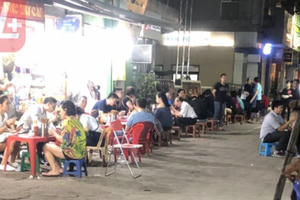 Hoàn Kiếm: Người dân mất lối đi vì quán ăn bủa vây lòng đường