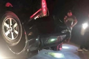 Xe Fortuner lật trên đường “lòi” ra nửa tạ ma túy