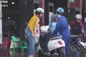 [Clip]: Cười nghiêng ngả với nhân viên "nhiệt tình" tìm chỗ đổ xăng cho... xe điện
