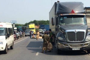 Va chạm với xe tải, người đàn ông 61 tuổi tử vong tại chỗ Va chạm với xe tải, người đàn ông 61 tuổi tử vong tại chỗ