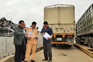 Ủy ban ATGT Quốc gia kiểm tra tải trọng xe tại Hưng Yên