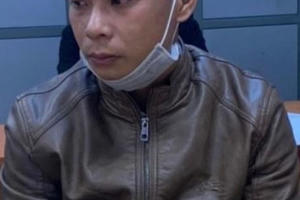 Dùng dao uy hiếp nhân viên cửa hàng điện thoại để cướp 50 triệu đồng