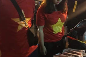 Hà Nội: Bắt đôi nam nữ mang pháo sáng đi cổ vũ bóng đá