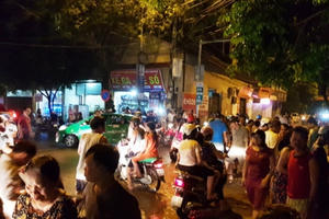 Dân kéo nhau đi canh mức nước, đổ xô mua lương thực tích trữ