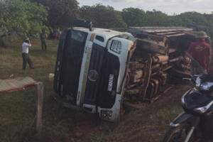 Đắk Lắk: Xe chở cột điện lật nghiêng, hai người thiệt mạng