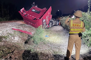 Khởi tố vụ xe đầu kéo vượt rào chắn, bị tàu SE8 tông vỡ đôi tại Quảng Ngãi