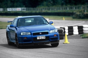 Tin kinh tế 6AM: Ôtô Nissan Skyline bán rẻ như xe máy; Vàng bật tăng dữ dội