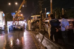 Xe đầu kéo “đại náo” quốc lộ 1, nhiều người thoát chết Xe đầu kéo “đại náo” quốc lộ 1, nhiều người thoát chết