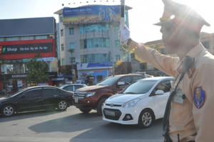 Cảnh sát giao thông mướt mồ hôi trong “chảo lửa” Hà Nội Cảnh sát giao thông mướt mồ hôi trong “chảo lửa” Hà Nội