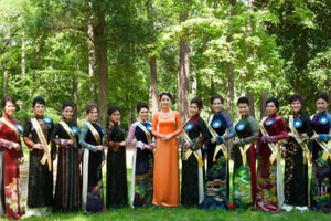 Quý bà 53 tuổi đăng quang cuộc thi Hoa hậu Phu nhân Trái đất Người Việt Houston 2016