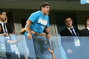 FIFA yêu cầu Maradona tôn trọng người hâm mộ