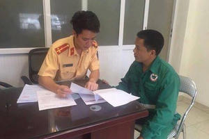 Tài xế xe chở rác đi ngược chiều bị phạt 1 triệu đồng, tước GPLX 2 tháng