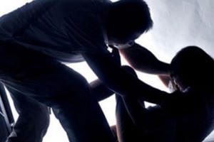 Gã thợ xây đồi bại, cưỡng hiếp con gái của chủ nhà bị thiểu năng dẫn đến mang thai