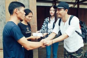 Jolie Nguyễn cùng Phan Anh chung tay hỗ trợ đồng bào vùng lũ