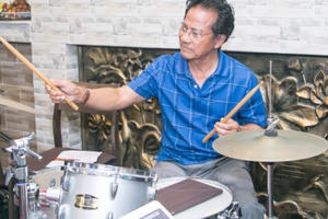 Chế Linh đánh trống, chỉ huy hai con tập luyện cho đêm nhạc