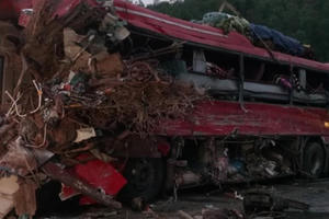 Hiện trường vụ tai nạn thảm khốc tại Hòa Bình làm 34 người thương vong