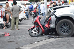 3 xe ô tô kẹp nát xe SH, người đàn ông chấn thương nghiêm trọng