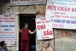 Biển hiệu "phủ bóng thời gian" ở phố cổ Hà Nội