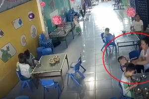 Trẻ ăn không kịp nuốt, bị cô giáo mầm non đánh liên tiếp vào đầu, mặt
