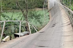 Cầu treo sập xuống như võng, ô tô rơi xuống vực