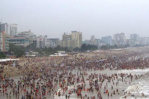 Biển Sầm Sơn chật kín du khách dịp nghỉ lễ