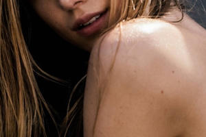 Sắc vóc thanh xuân mơn mởn của chân dài 9x Kari Riley