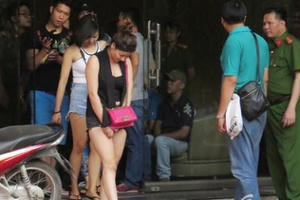 Dàn "chân dài" miền Tây trong quán karaoke Hải Phòng