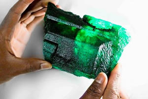 Khai quật viên bích ngọc 'khủng' nặng 1,1kg