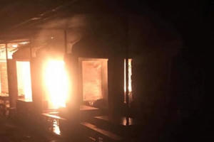 Cháy chợ lúc nửa đêm, hàng chục ki ốt bị thiêu rụi