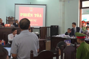 Xét xử vụ án bác sỹ bị cáo buộc tội hiếp dâm: Đề nghị trả hồ sơ để điều tra bổ sung