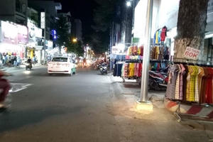 Vỉa hè bát nháo, quận huyện vẫn 'im lặng'